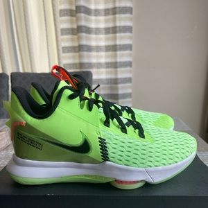 Nike Lebron Witness 5 Grinch Mens Basketball Shoes